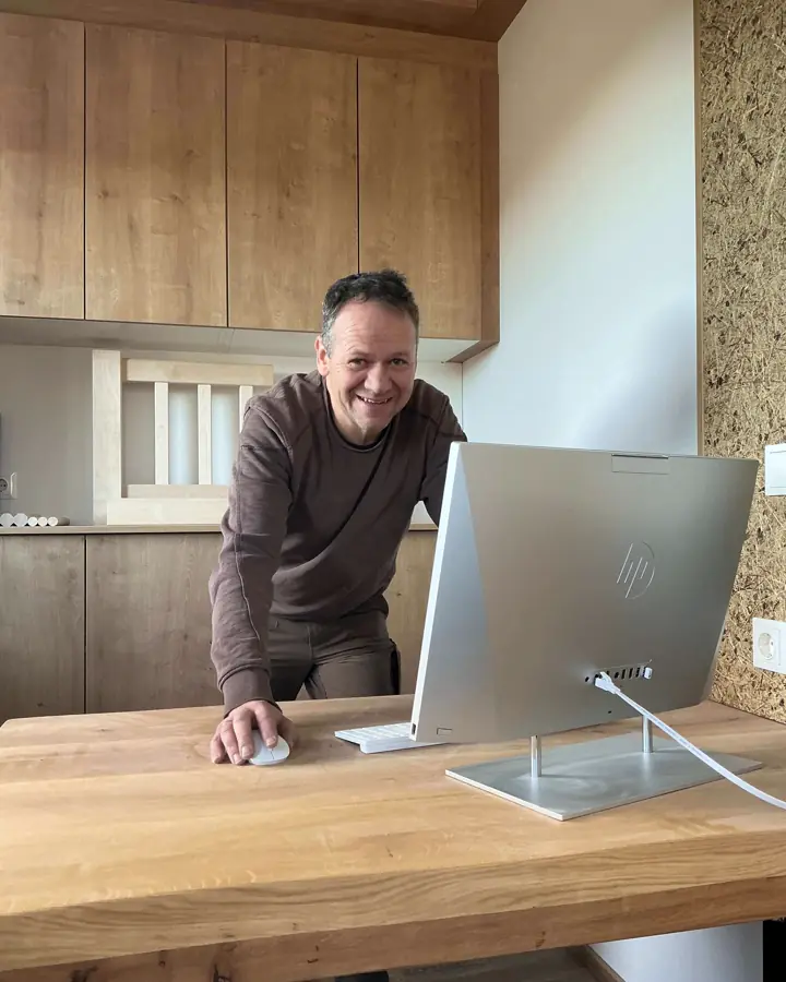 Tischler Gottfried Ochenbauer in seinem Büro an einem Holztisch